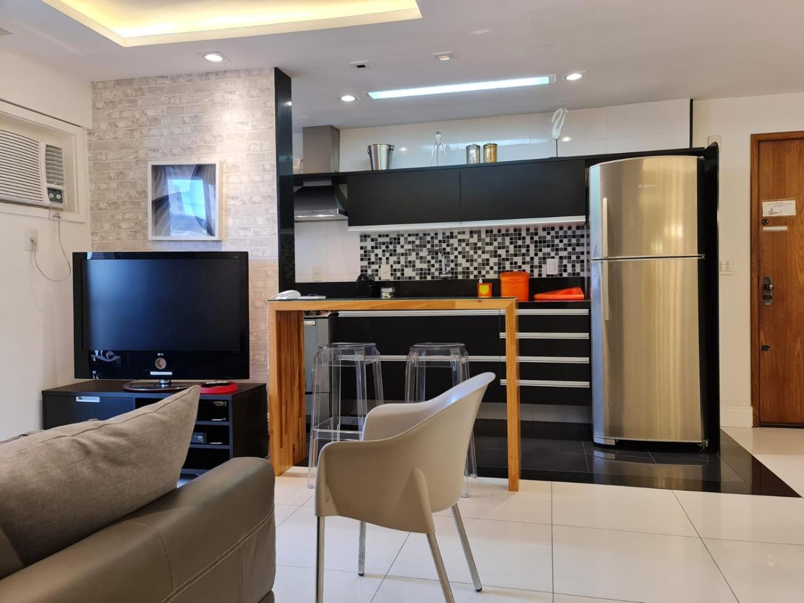 Apartamento 2 Bedrooms 2 Baths Apartment. 3 Blocks From Ipanema Beach. Prime Location. Río de Janeiro